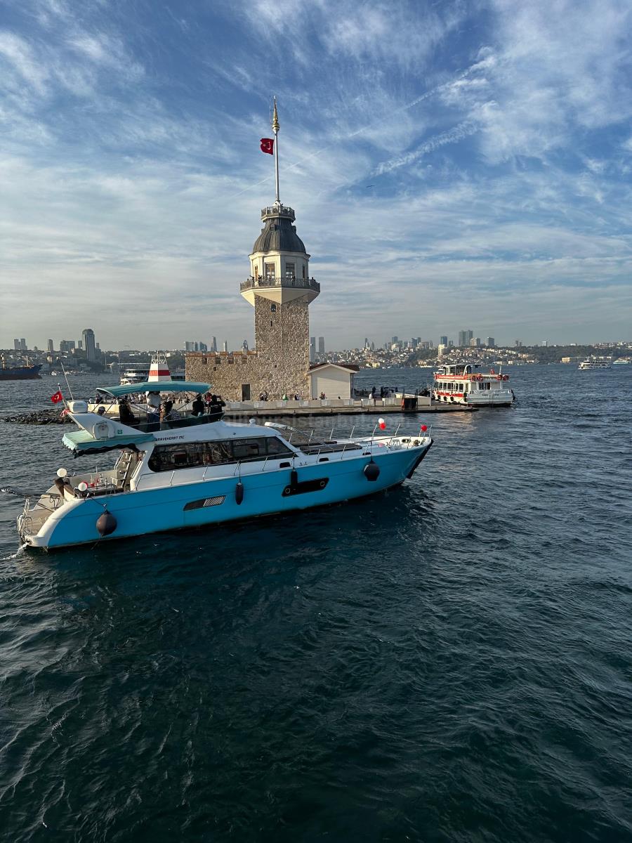 Istanbul:Private Yacht Cruise with Maiden's Tower Visit